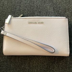 MICHAEL KORS LAVENDER WRISTLET